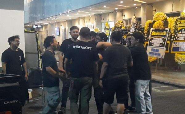 Tangis Edy Khemod Pecah saat Tiba di Rumah Duka Ricky Siahaan Tangis Edy Khemod Pecah saat Tiba di Rumah Duka Ricky Siahaan