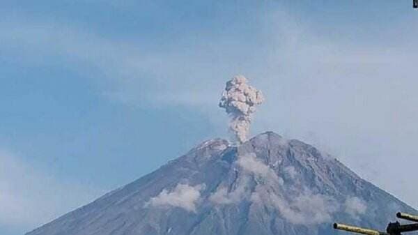 Gunung Semeru 6 Kali Erupsi Beruntun Hari Ini, Status Level II Waspada