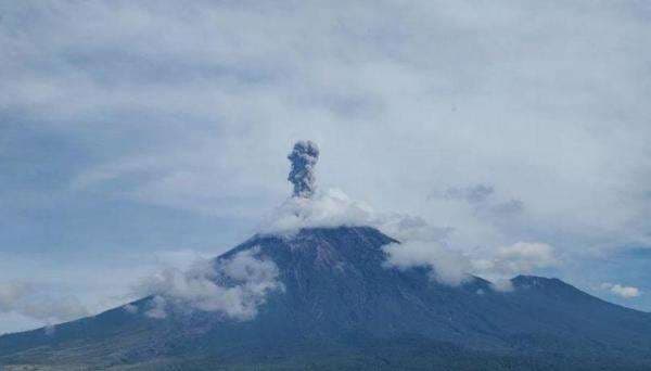 Gunung Semeru Erupsi, Abu Vulkanik Keluar 1 Km di Atas Puncak