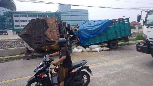 Laka Lantas di Kota Probolinggo, Dua Truk Adu Moncong Hingga Terbakar Supir Selamat