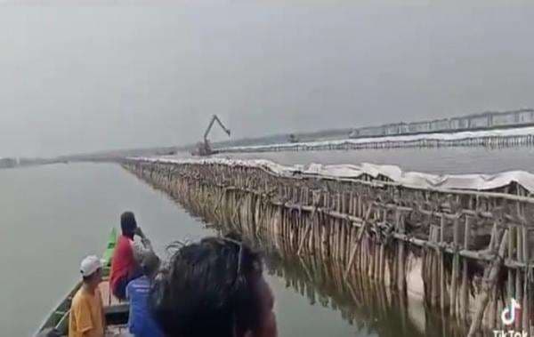 Terkuak, Ini Pemilik dan Fungsi Pagar Laut di Jembatan Cinta Tarumajaya Bekasi