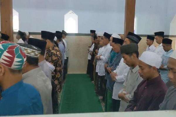 Jemaah Al Muhdhor di Tulungagung Rayakan Lebaran Hari Ini, Gelar Salat Id Diikuti Puluhan Warga Jemaah Al Muhdhor di Tulungagung Rayakan Lebaran Hari Ini, Gelar Salat Id Diikuti Puluhan Warga