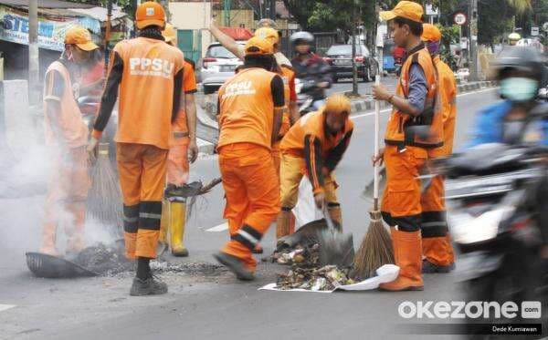 Tangani Sampah Akibat Banjir, Pemprov DKI Kerahkan Ribuan Pasukan Oranye