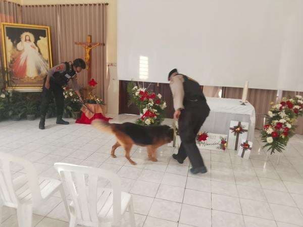 Anjing Pelacak Polres Jombang Diterjunkan, Terlibat Amankan Perayaan Natal di Gereja