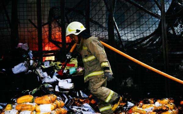 Kebakaran Pasar Induk Kramat Jati, Api Diduga dari Kios Plastik