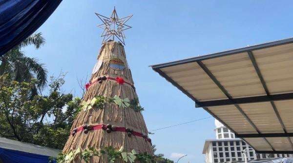 Pohon Natal Gereja Katedral Gunakan Dekorasi Daur Ulang, Jadi Spot Foto Para Jemaat