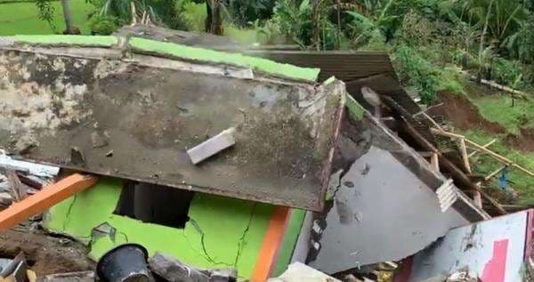 Hujan Deras Sebabkan Longsor, 3 Rumah Warga Desa Mekarjaya Ambruk