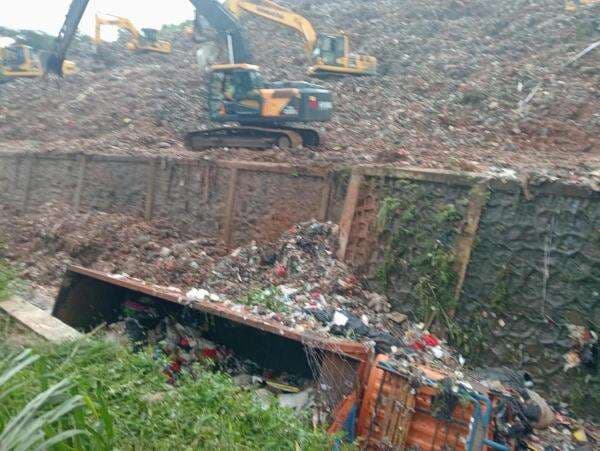 Gunungan Sampah TPST Bantargebang Longsor, Tiga Truk Tertimbun