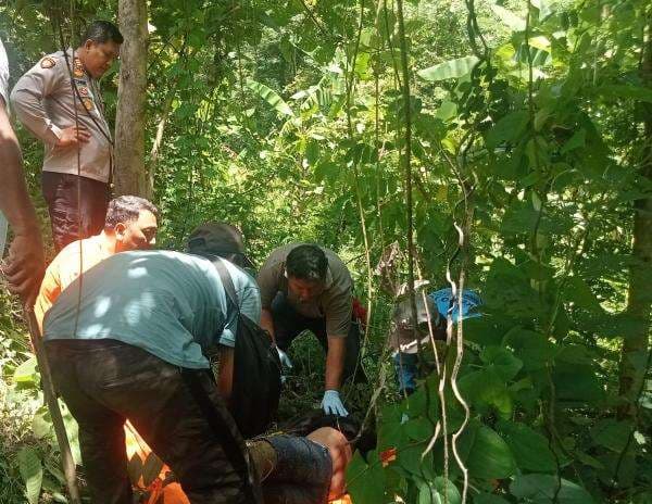 Mayat Pria Baju Hitam Ditemukan Tergeletak di Petak Hutan Jombang, Korban Masih Muda!