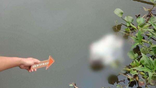 Warga Temukan Mayat Bayi Mengambang di Kali Limo Depok Warga Temukan Mayat Bayi Mengambang di Kali Limo Depok