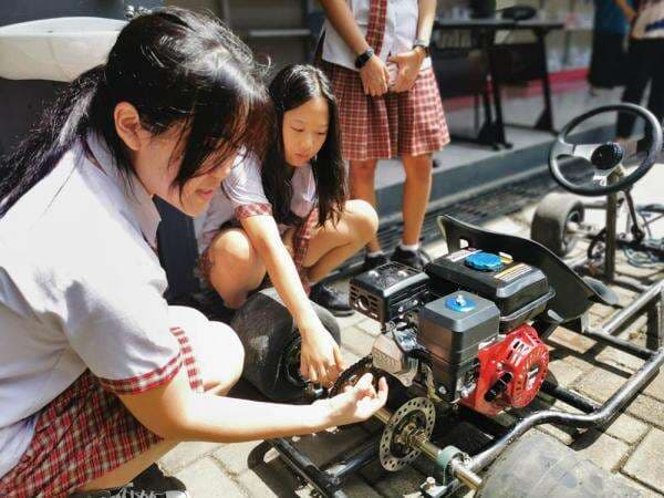 Puhua Secondary Science and Business Fair 2025: Rakit Mobil Balap dan Bikin Plastik dari Kulit Jeruk