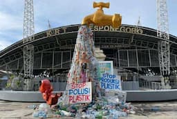 Ecoton Gunakan "Kran Plastik" di CFD Gresik, Visualisasi Krisis Sampah dan Ancaman Mikroplastik