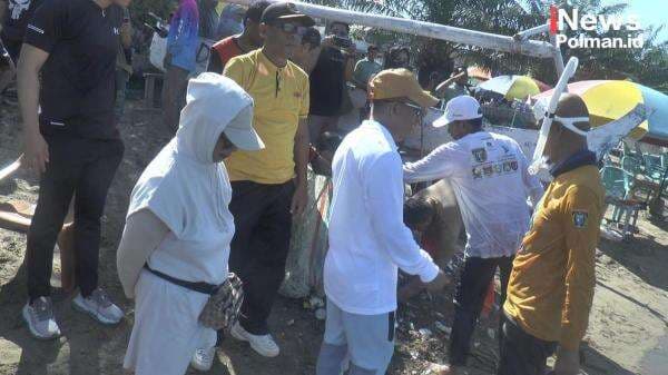Aksi Nyata di Hari Bumi: Bupati dan Wabup Polewali Mandar Pimpin Aksi Bersih Pantai Bahari Aksi Nyata di Hari Bumi: Bupati dan Wabup Polewali Mandar Pimpin Aksi Bersih Pantai Bahari