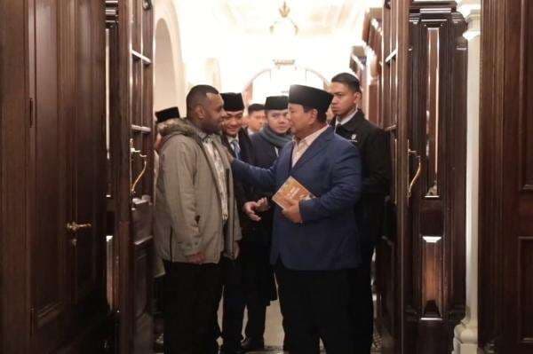 Bertemu Prabowo di London, Mahasiswa asal Papua Ini Berikan Buku Karyanya
