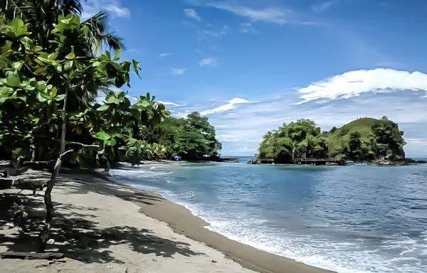 Pantai Batu Lobang :  Permata Tersembunyi yang Dongkrak Perekonomian Warga