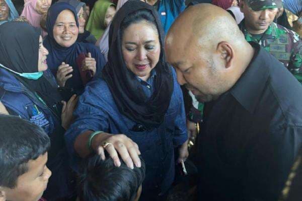 Titiek Bareng Didit Temui Korban Banjir Aceh: Sabar Ya, Insya Allah Kami Bantu