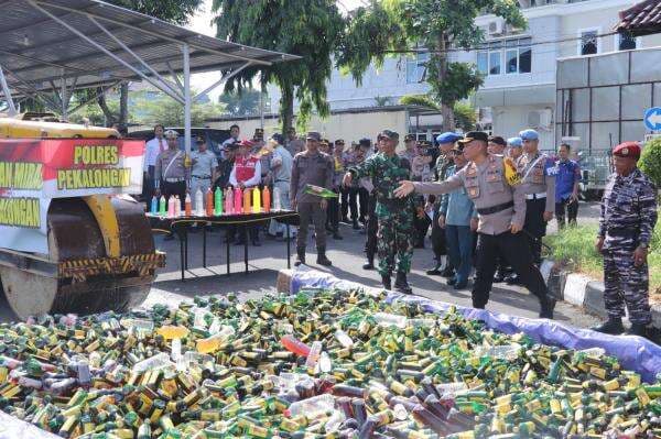 Jelang Natal dan Tahun Baru 2025, Polres Pekalongan Musnahkan Ribuan Botol Miras