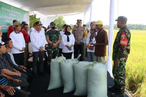 Senyum Lebar Petani di Depan Bupati Bojonegoro, Saat Gabahnya dibeli Rp6.500/kg Senyum Lebar Petani di Depan Bupati Bojonegoro, Saat Gabahnya dibeli Rp6.500/kg