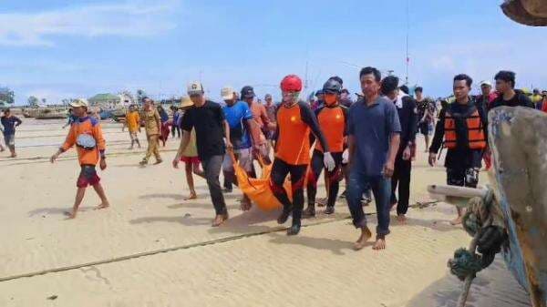 Perahu Jalan Sendiri Tanpa Kemudi Mesin Menyala, Nelayan di Tuban Ditemukan Tewas di Tengah Laut