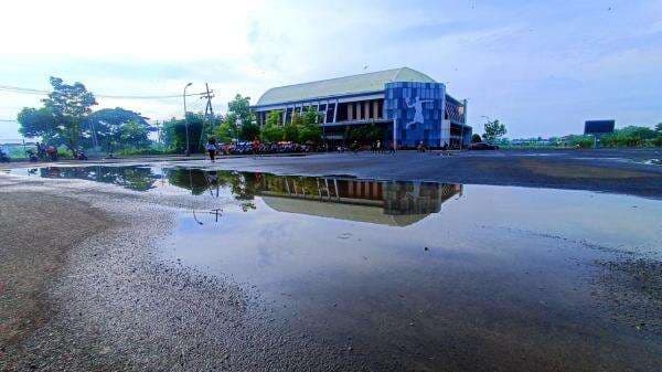 Banyak Genangan Air di Kawasan GOR Utama Bojonegoro, Dikeluhkan Warga Saat Olahraga