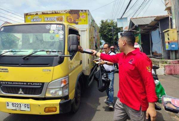 Pembagian Nasi Kotak Gratis Warnai Peringatan HUT ke-52 PDIP dan HUT ke-17 TMP di Kuningan