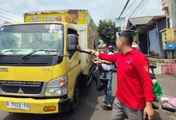 Pembagian Nasi Kotak Gratis Warnai Peringatan HUT ke-52 PDIP dan HUT ke-17 TMP di Kuningan