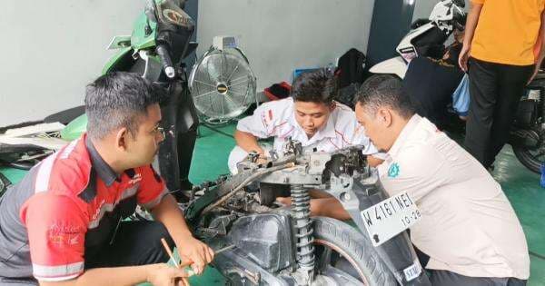 SMK Wijaya Putra Surabaya Jadi Pusat Rujukan Konversi Motor Listrik, Tujuh Sekolah Berguru!