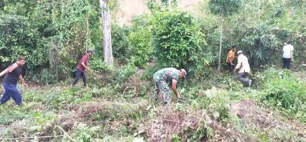 Babinsa Koramil 18 Tripa Pidie Jaya Bersama Masyarakat Desa Binaan Melaksanakan Gotong Royong