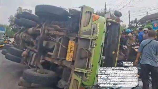 Truk Kontainer Terguling di Jalur Tengkorak Sidoarjo, Pemotor Tewas Tertimpa