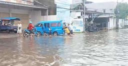 Pengguna Jalan Keluhkan Banjir di Kelurahan Unyur Serang Karena Sistem Drainase Buruk