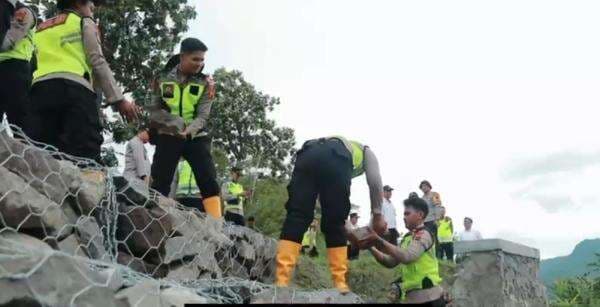 Tindaklanjuti Instruksi Prabowo, Polri Bangun Jembatan di Jateng Mudahkan Aktivitas Masyarakat