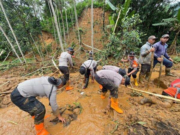 Sat Brimob Polda Jateng Bantu Evakuasi Korban Meninggal Dalam Musibah Longsor di Pekalongan