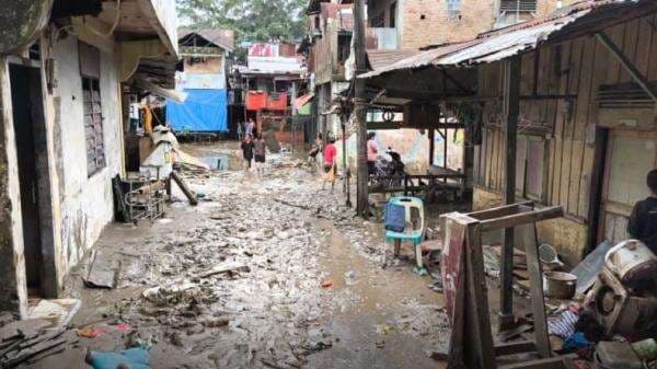 Banjir Surut, Warga Medan Kesulitan Air Bersih untuk Bersihkan Lumpur Tebal Banjir Surut, Warga Medan Kesulitan Air Bersih untuk Bersihkan Lumpur Tebal