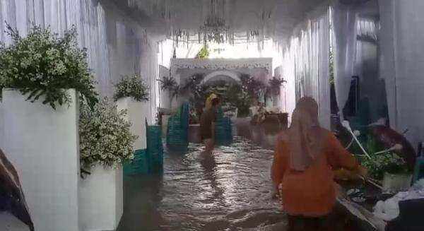 Pesta Perkawinan Di Jombang Diterjang Banjir, Pelaminan Pengantin Terendam Selutut Orang Dewasa