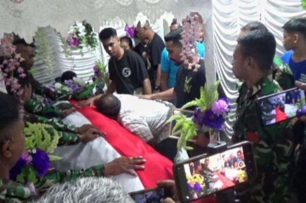 Tangis Ayah Praka Satria yang Gugur di Papua, Kenang Perjuangan Sang Anak 9 Kali Tes Masuk TNI Tangis Ayah Praka Satria yang Gugur di Papua, Kenang Perjuangan Sang Anak 9 Kali Tes Masuk TNI