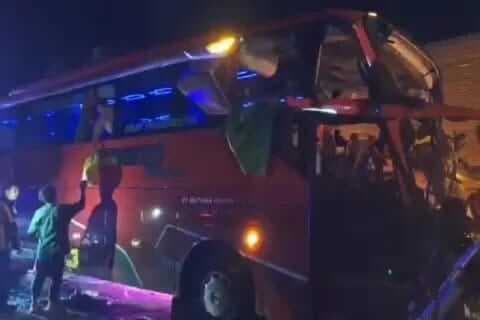 Bus Pariwisata  Tabrak Belakang Truk di Tol Cipularang, 2 Tewas Belasan Luka