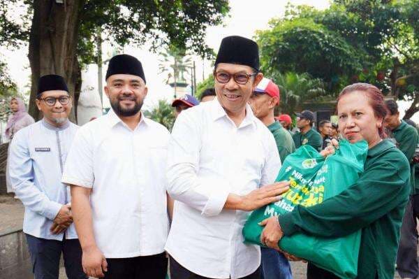 310 Petugas Kebersihan Kota Batu Dapat Bingkisan Lebaran dari Wali Kota