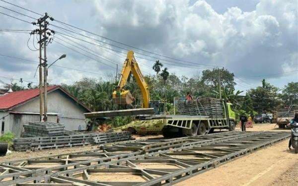 Krakatau Steel (KRAS) Suplai Baja untuk Bangun Jembatan Bailey di Sumatera