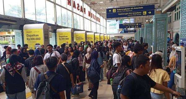 Arus Balik, Stasiun Pasar Senen Padat di Hari Terakhir Libur Nataru