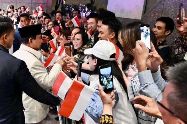 Prabowo Disambut Diaspora di Sydney dengan Lambaian Bendera Merah Putih