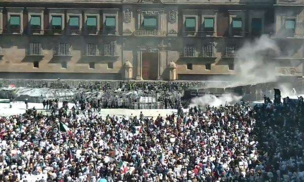 Ratusan Orang Terluka dalam Protes Besar Anti-Pemerintah di Meksiko, Demonstran Serang Istana Nasional
