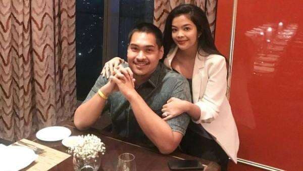 Potret Cantik Niena Kirana, Istri Eks Menpora Dito Ariotedjo yang Dilamar di Depan Kakbah