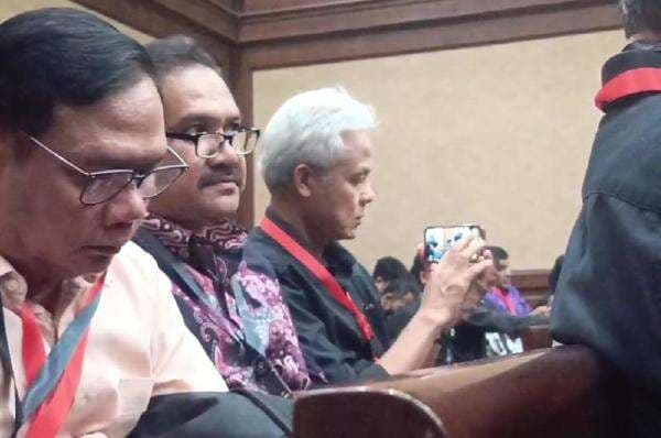 Ganjar Hadiri Sidang Hasto, Beri Dukungan dan Semangat Ganjar Hadiri Sidang Hasto, Beri Dukungan dan Semangat