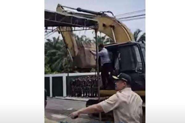 Siapa Saja Pejabat Pemprov Sumut yang Dinonaktifkan Bobby Nasution? Ini Daftarnya Siapa Saja Pejabat Pemprov Sumut yang Dinonaktifkan Bobby Nasution? Ini Daftarnya