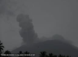 Breaking News! Gunung Ibu di Maluku Utara Meletus, Muntahkan Abu Vulkanik