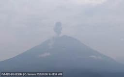 Breaking News! Gunung Semeru Semakin Menggeliat, Muntahkan&nbsp;Abu Vulkanik 1.200 Meter&nbsp;