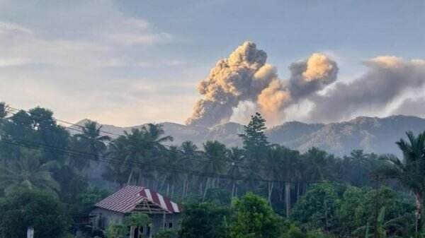 Breaking News: Gunung Dukono di Maluku Utara Erupsi Hari Ini, Luncurkan Abu Vulkanis 1,3 Km