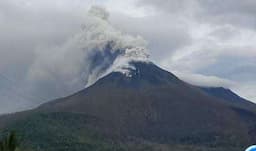 Gunung Lewotobi Laki-Laki Meletus Sore Ini, Kolom Abu 1.500 Meter