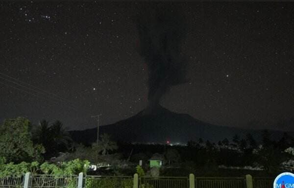 Gunung Lewotobi Laki-Laki Meletus, Abu Vulkanik Menyembur Setinggi 1 Kilometer