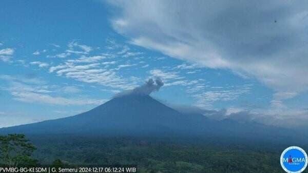 Gunung Semeru Erupsi Malam Ini, Semburkan Abu Vulkanis Setinggi 900 Meter